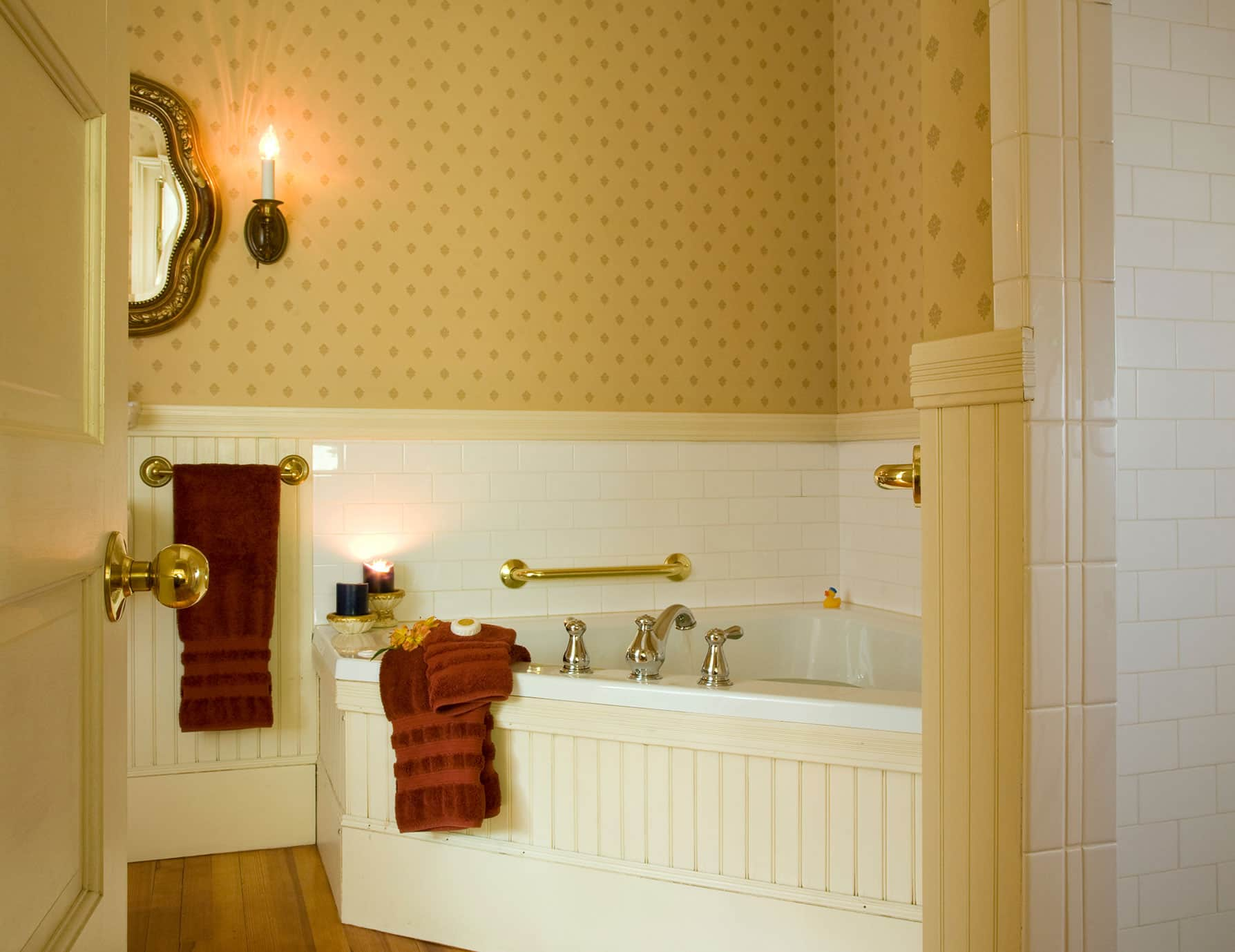 Warm bathtub with candles in Room 5