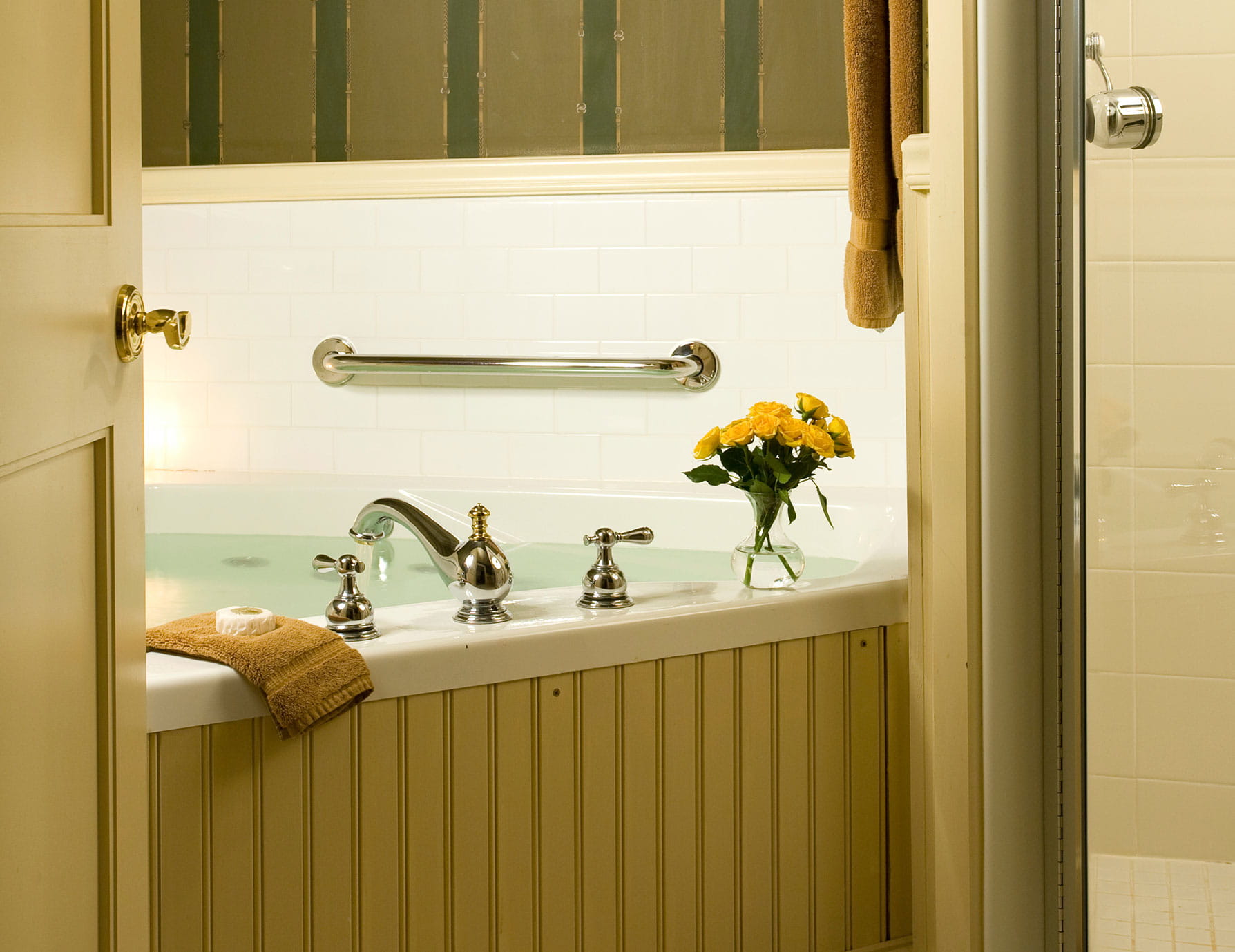 Bathtub with flower vase in Room 9