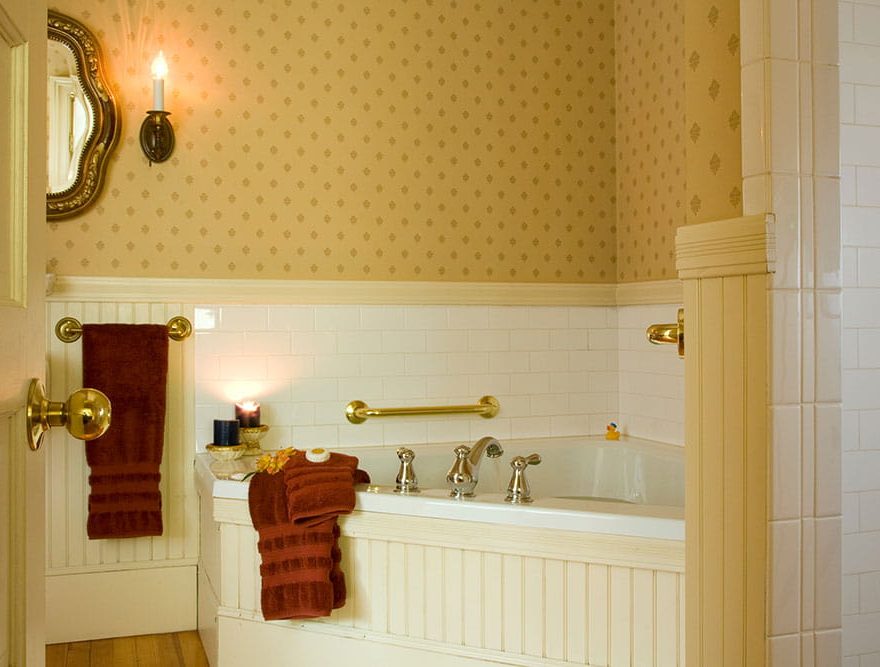 Bathtub with warm water and soft towels in Room 5