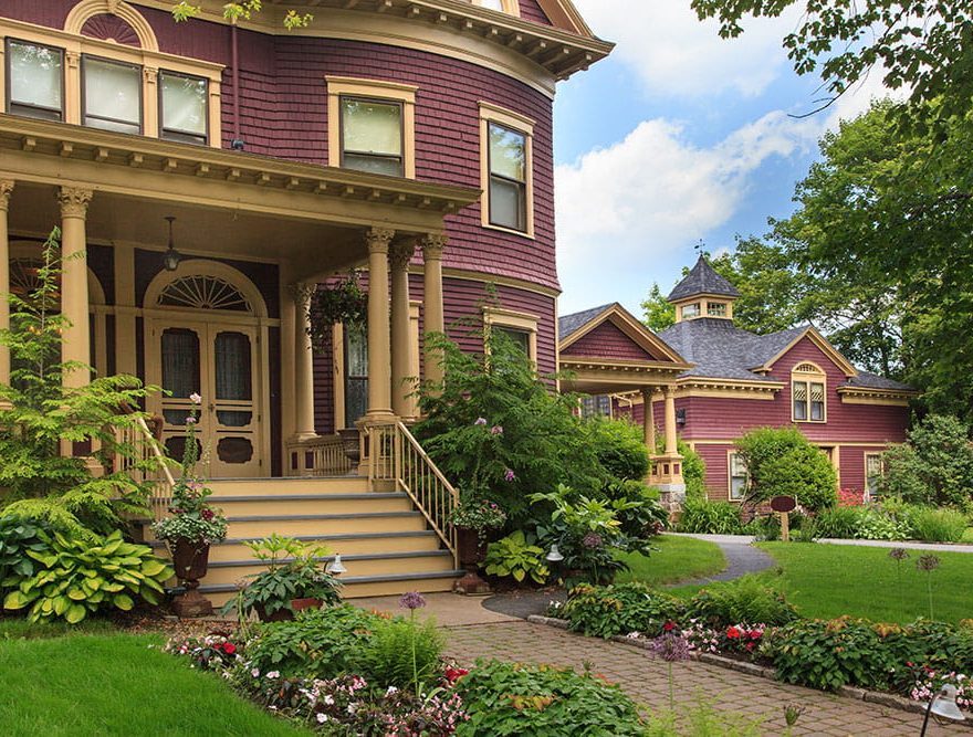 Lush lawn around entryway to the Berry Manor Inn