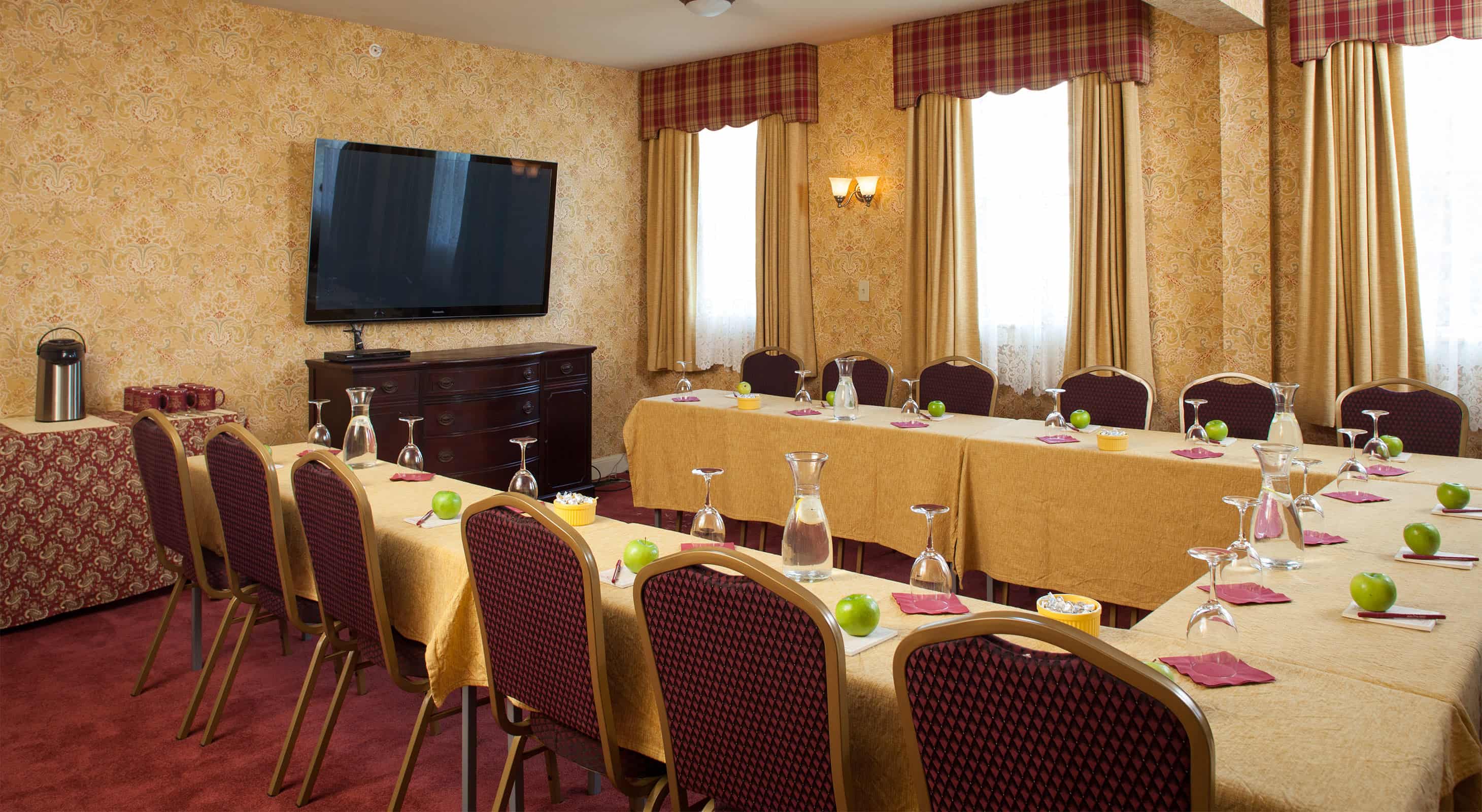 U-Shaped tables in Meeting Room